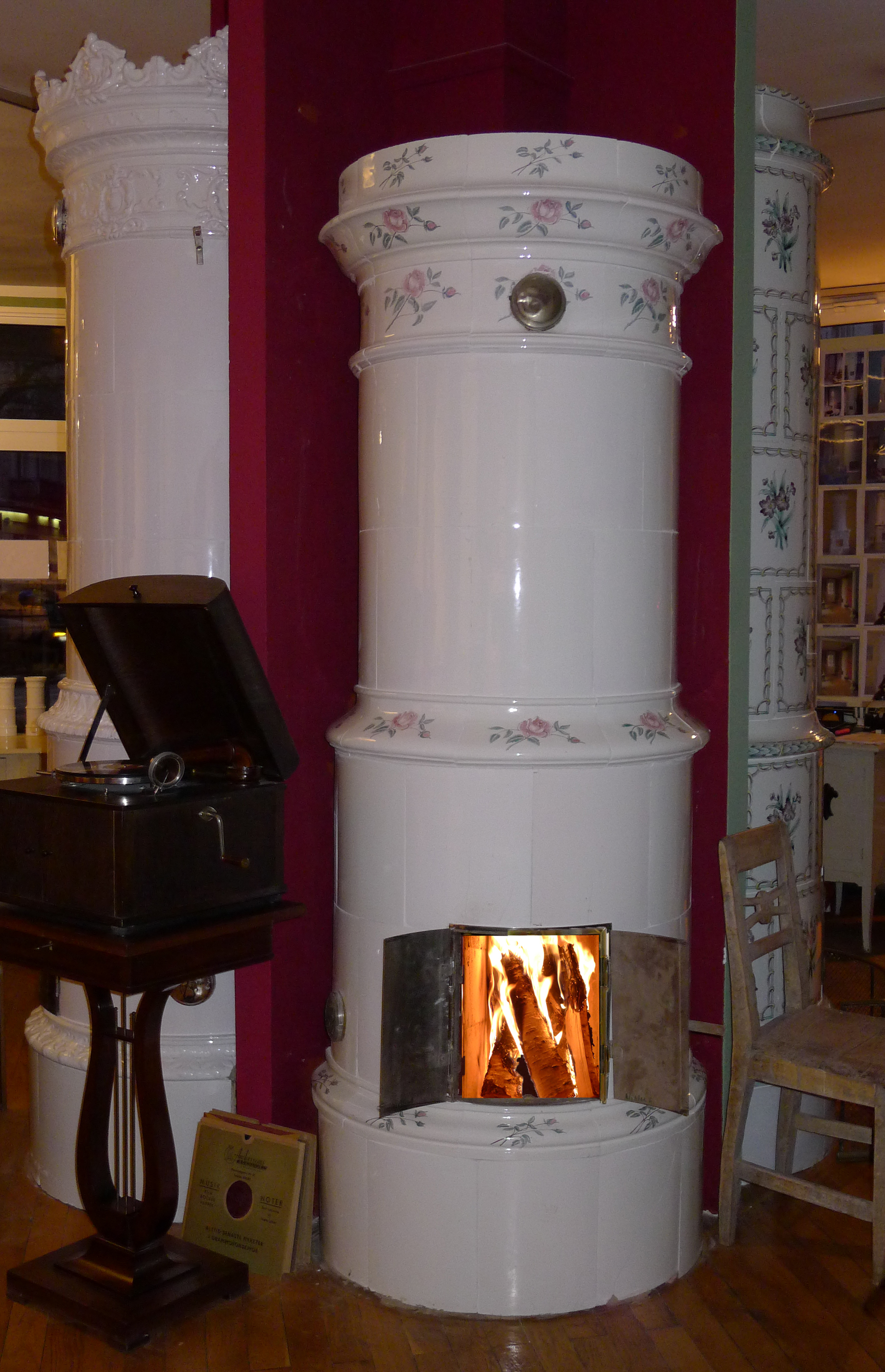 antiker schwedischer Kachelofen Rosali von SVEA Hamburg