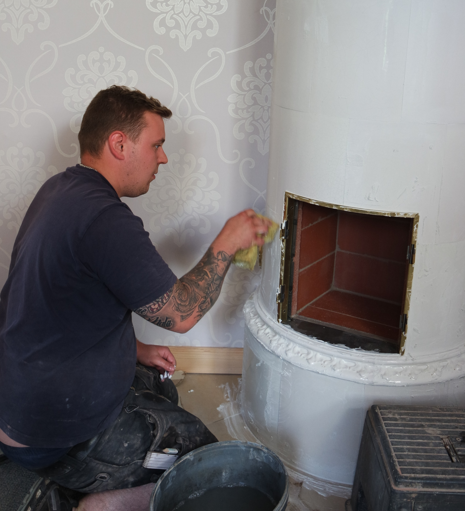 Handwerkliches Setzen eines Kachelofens von SVEA Hamburg